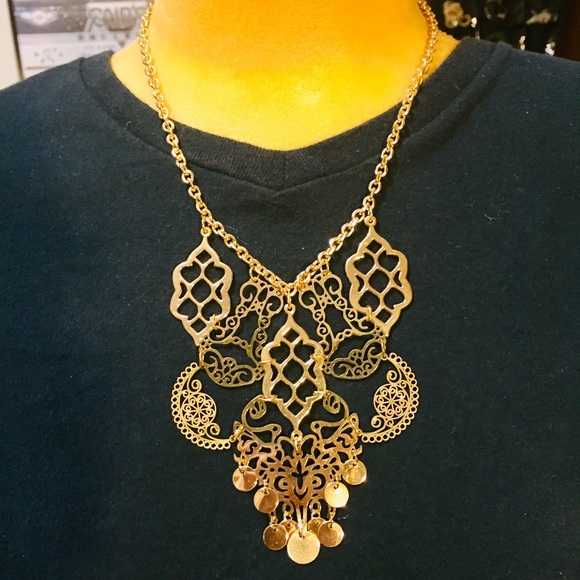 Jewelry - Delicate filigree gold tone necklace